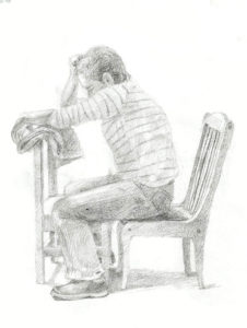 Зарисовка сидящего на стуле юноши